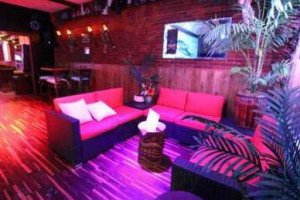 Graystone Lounge Tiki inside