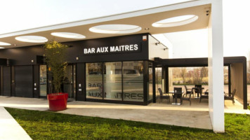 Le Bar Aux Maitres outside