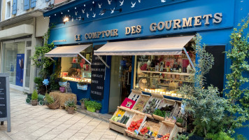 Le Comptoir des Gourmets outside