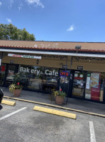 Manos Bakery Cafe outside