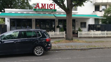 Amici outside