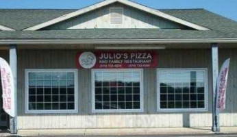 Julio's Pizza Family inside