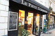 Le Petit Commines outside