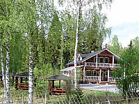 Janoinen Karhu outside