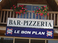 Le Bon Plan outside