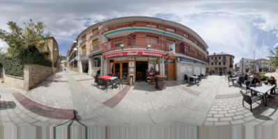 Pinguy Cafeteria outside