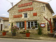 Auberge De L'ecurie outside