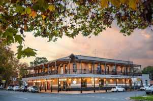 Brady's Railway Hotel food