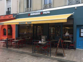 Les Burgers De Papa inside