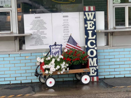 Hampton's Dairy Mart outside