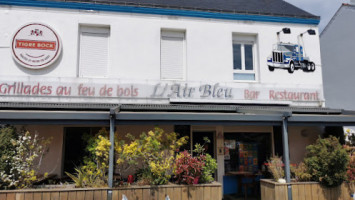 L'air Bleu outside