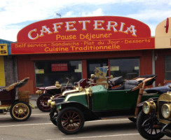 Cafeteria Pause Dejeuner outside