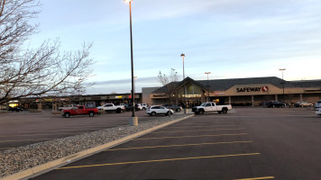 Safeway Liquor outside