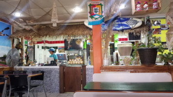 Mariscos Villarreal inside