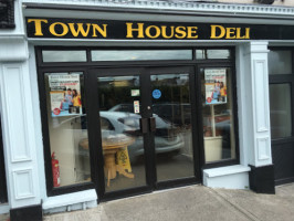 Town House Deli outside