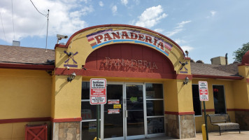 El Molino Bakery outside