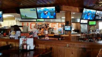 Hooters Davenport inside