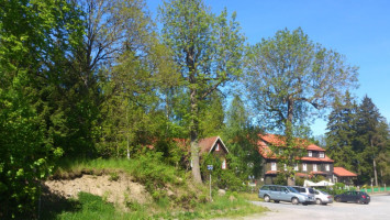 Grüne Tanne Mandelholz outside