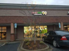 Sweet Frog Premium Yogurt outside