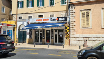 Dan I Noć outside