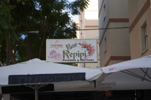 El Repipi outside