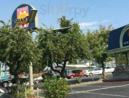 Nation's Giant Hamburgers outside