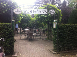 Mölljans outside