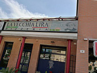 La Vecchia Lira outside