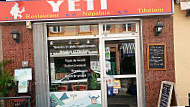 Yeti D'himalaya outside