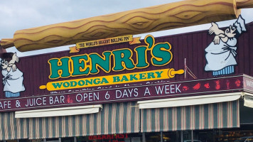 Henri's Wodonga Bakery outside