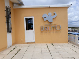 O Bruto outside