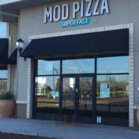 Mod Pizza outside