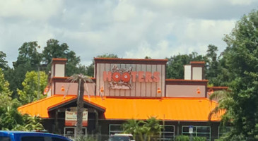 Hooters outside