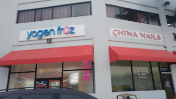 Yogen Früz outside