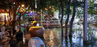 Pailin River Terrace. food