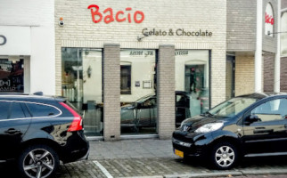 Ijssalon Bacio Weert outside