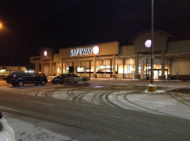 Safeway Liquor outside