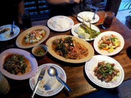 บัวส้มตำ food