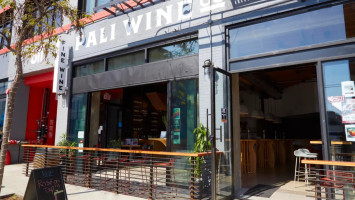 Pali Wine Co. inside