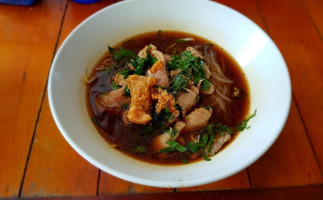 ร้านก๋วยเตี๋ยวเจ้เล็กหมูเลียงต้นมะขาม อำเภอมะขาม food