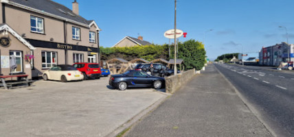 The Harbour Inn outside