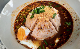 เจ้แววก๋วยเตี๋ยวหมูบอมบ์ระเบิด บ้านหลังเขา food