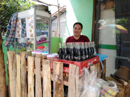 ร้านประทุมมาตำและยำ food