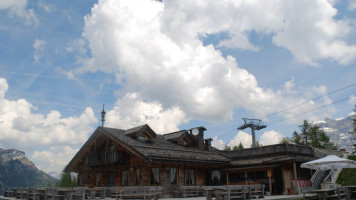 Rifugio Su'n Paradis outside