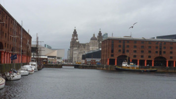 Costa Coffee Albert Dock 2 outside