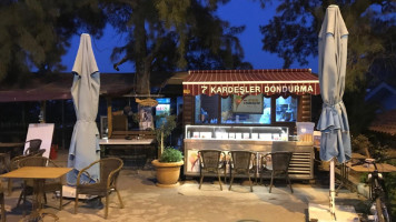 7 Kardesler Dondurma Cafe inside