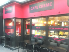 Café Crème inside