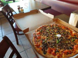 Omar's Pizzeria food