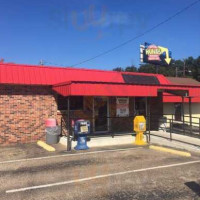 Dobb's Famouse -b-que outside