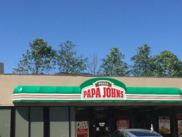 Papa Johns Pizza outside